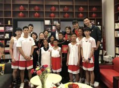 NBA传奇球星科比·布莱恩特走入校园为中国孩子们读书