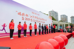 唐九红、叶乔波、郑海霞等7名冠军今天打卡江阴，助力一群“千里马”奔跑追梦！